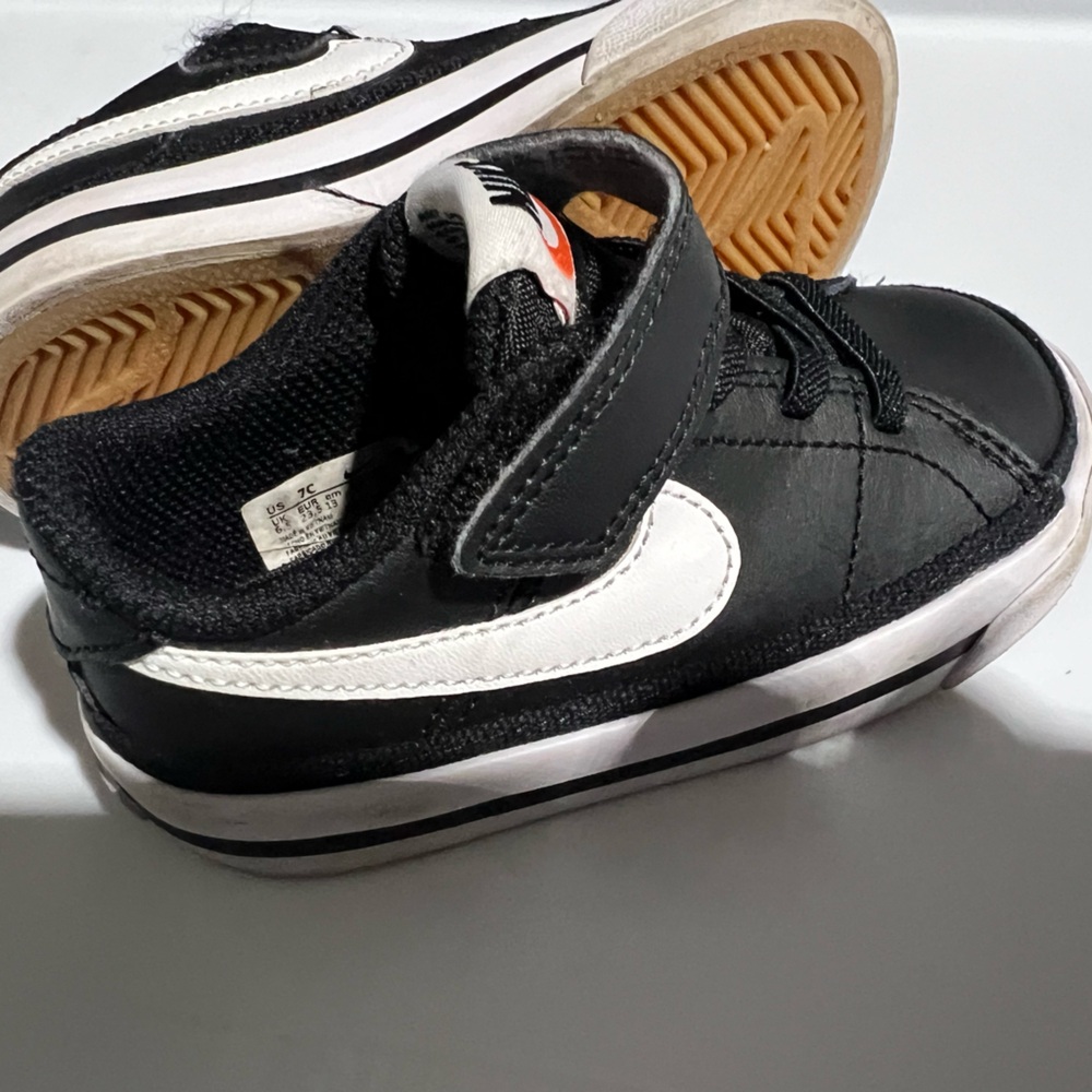Boys Nike gently used Black and White Sneakers, size 7c toddler size